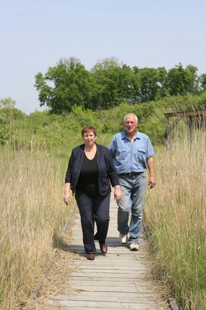 5. С.М.Смиренский знакомит Л.А.Валова с настилом к озеру,построенном при поддержке фонда «София» 5. С.М.Смиренский знакомит Л.А.Валова с настилом к озеру,построенном при поддержке фонда «София»